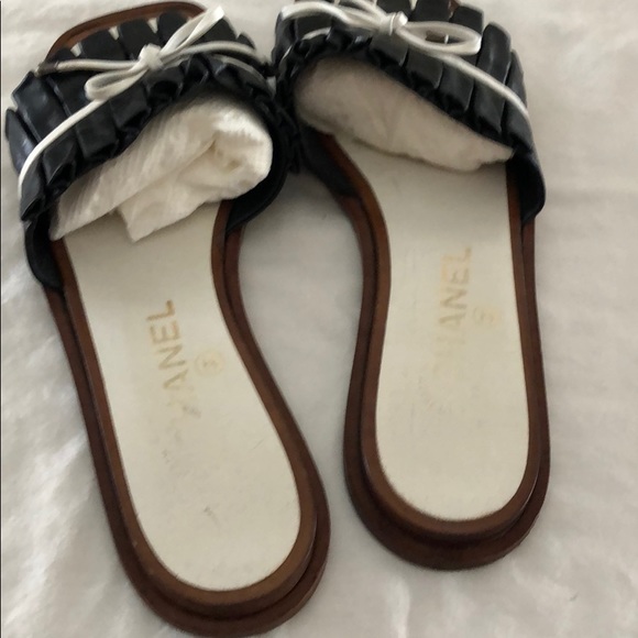 CHANEL black and while leather flat sandal - Picture 5 of 5
